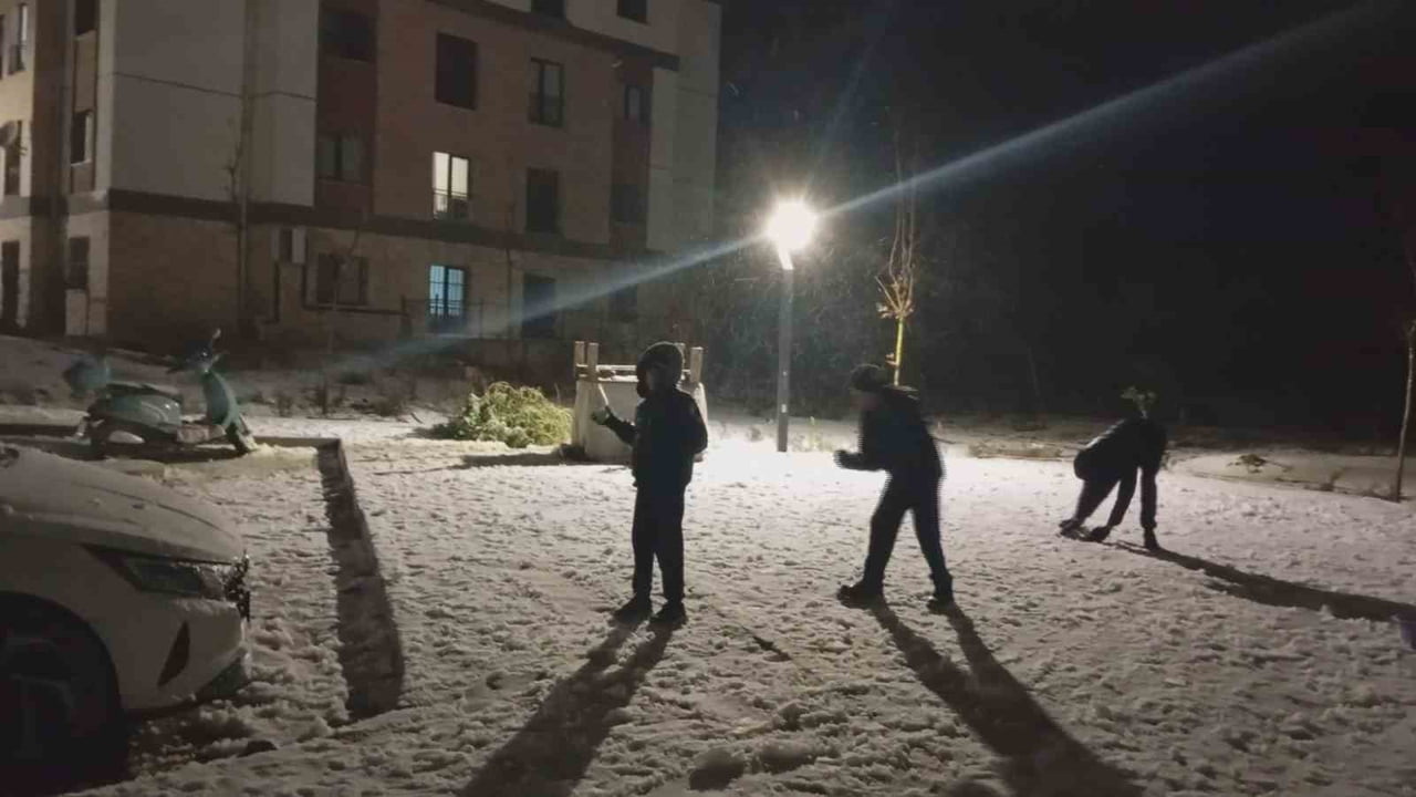 HATAY’DA AKŞAM SAATLERİNDE ETKİLİ OLAN KAR YAĞIŞIYLA BİRLİKTE ÇEVRE BEYAZA BÜRÜNÜRKEN, VATANDAŞLAR...