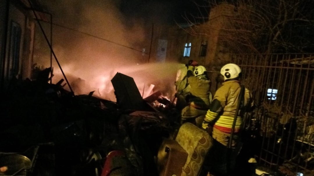 HATAY’DA ALEVLERE TESLİM OLAN HURDALIK ALANDAKİ YANGIN ÇEVREYE SIÇRAMADAN SÖNDÜRÜLDÜ.