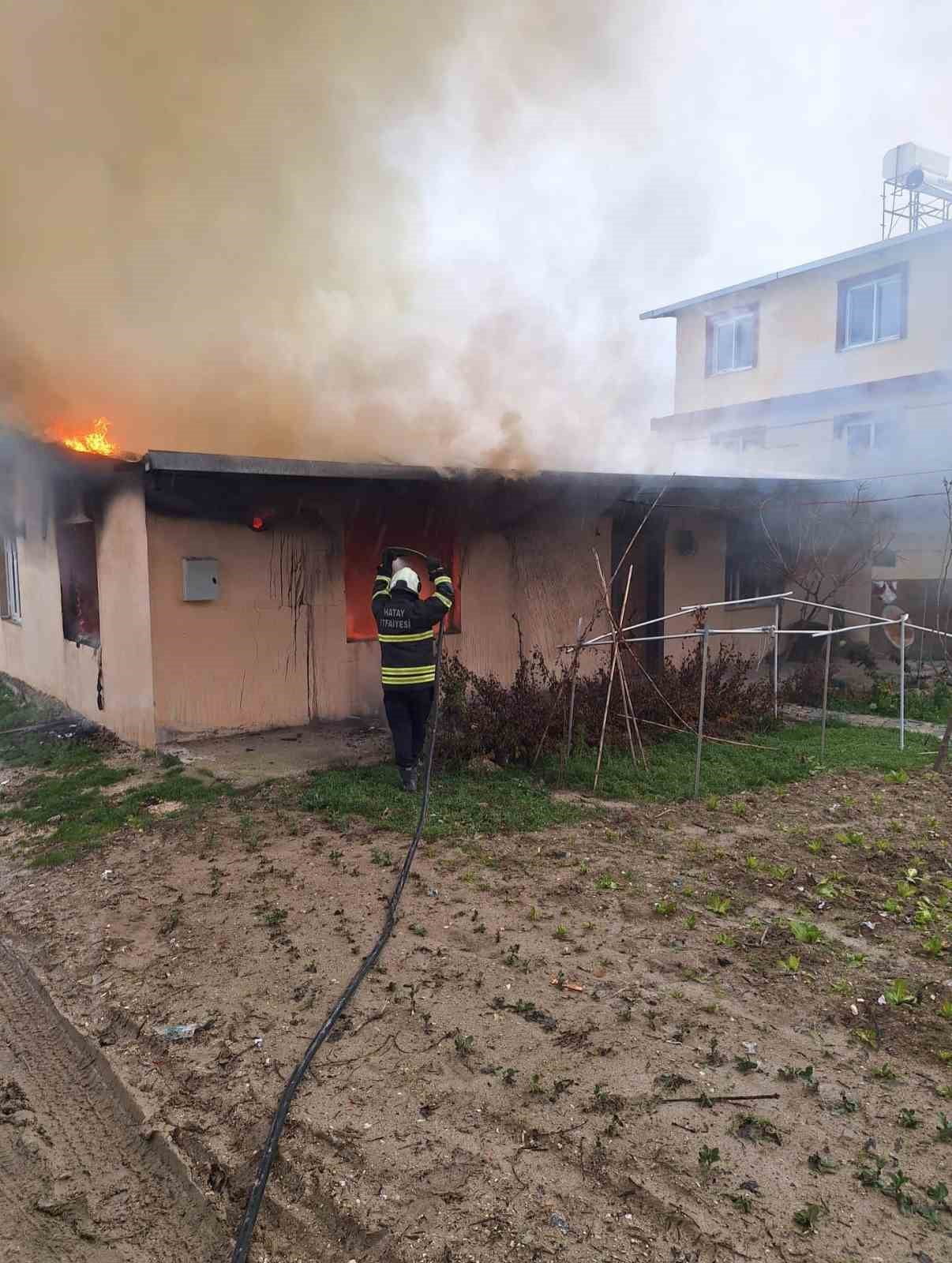 HATAY’DA ALEVLERE TESLİM OLAN MÜSTAKİL EV KULLANILMAZ HALE GELDİ.