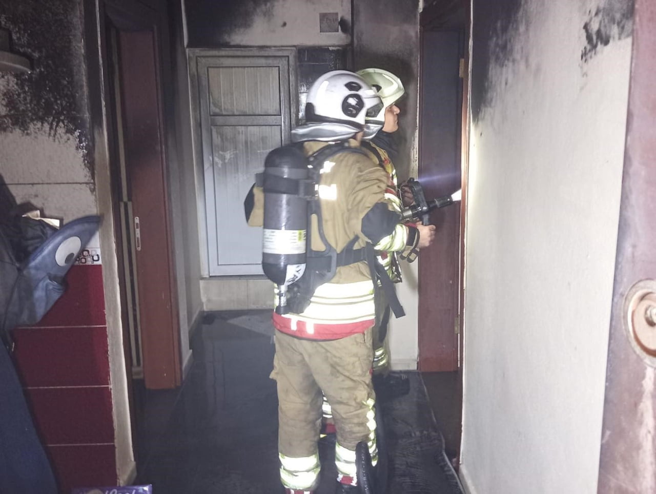 HATAY’DA ALEVLERE TESLİM OLARAK YANAN EV KULLANILMAZ HALE GELDİ.