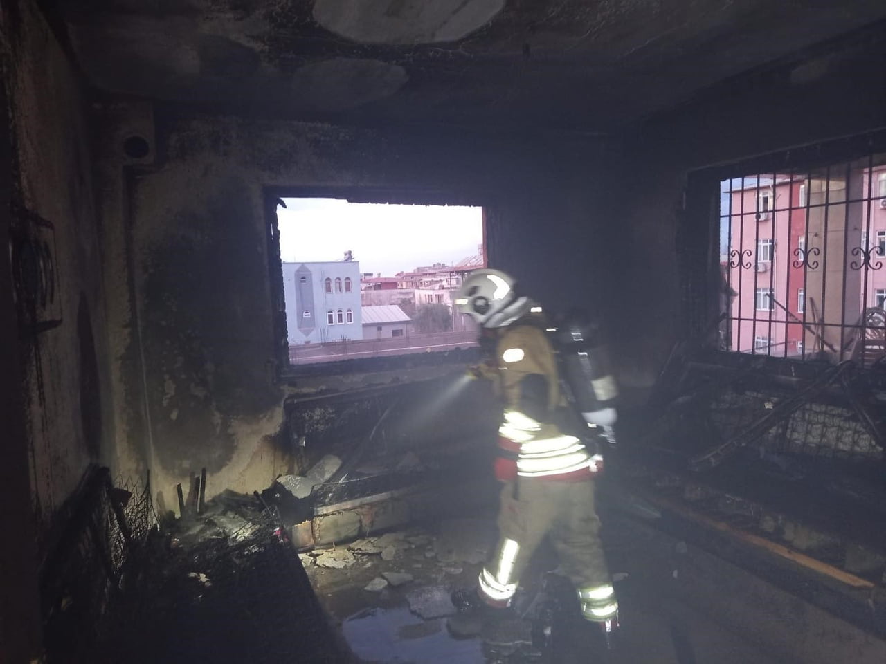 HATAY’DA ALEVLERE TESLİM OLARAK YANAN EV KULLANILMAZ HALE GELDİ.