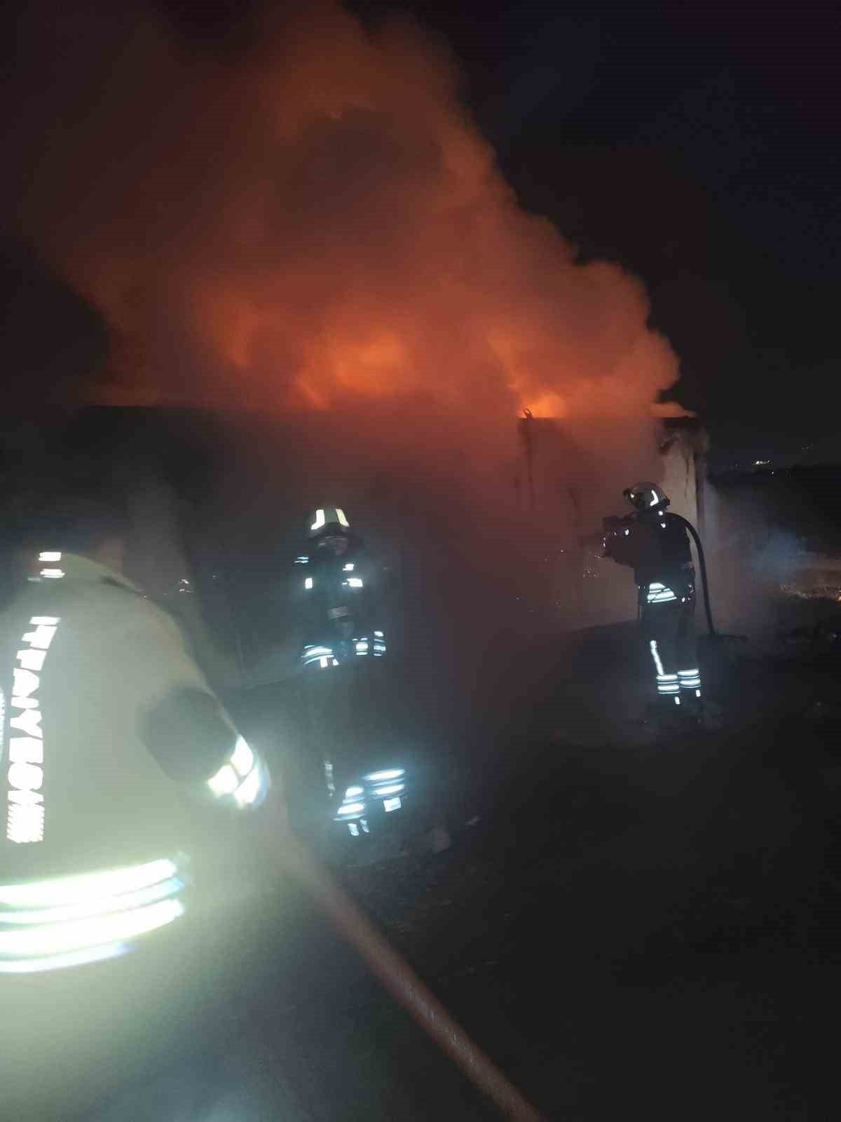 HATAY’DA ALEVLERE TESLİM OLARAK YANAN KONTEYNER KULLANILMAZ HALE GELDİ.
