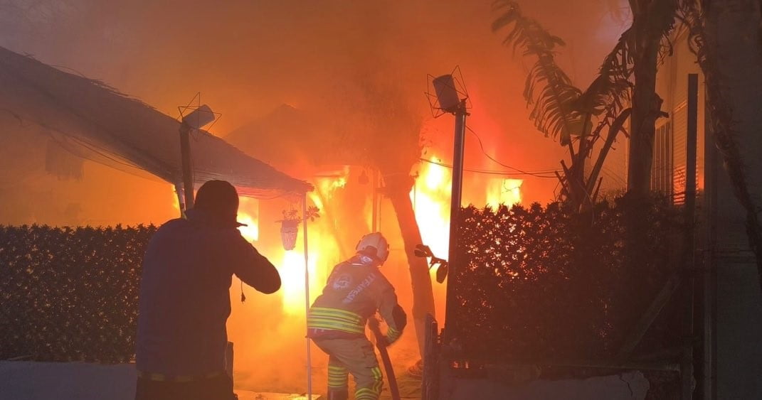 HATAY’DA ALEVLERE TESLİM OLARAK YANAN KONTEYNER KULLANILMAZ HALE GELDİ.