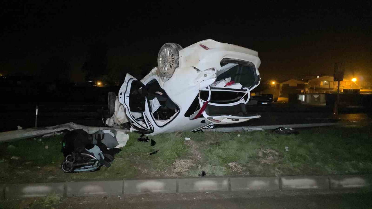 HATAY’DA AYDINLATMA DİREĞİNE ÇARPARAK TAKLA ATAN OTOMOBİLDE BULUNAN ANNE VE BABA YARALANIRKEN 1...