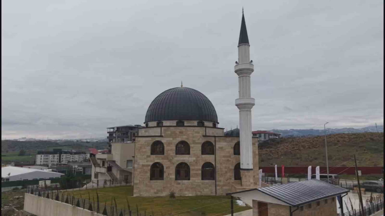 HATAY’DA DEPREM SONRASI İNŞA EDİLEN 118’İNCİ CAMİ OLAN ‘GAZZE ŞEHİTLERİ CAMİİ’ VALİ MUSTAFA...
