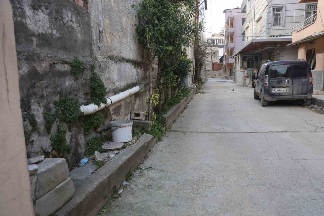 HATAY’DA DUVARIN ÜZERİNDEKİ TELEFONU ANNE VE ÇOCUĞUN, TELEFONU ÇALDIĞI ANLAR KAMERAYA YANSIDI....