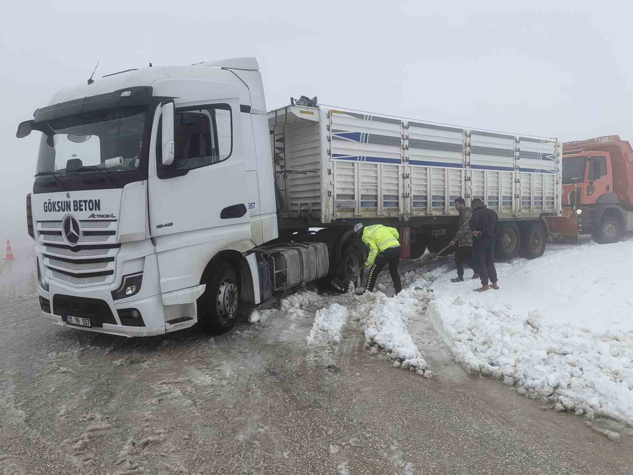 HATAY’DA ETKİLİ OLAN KAR YAĞIŞI SONRASI ARAÇLAR YOLDA İLERLEMEKTE GÜÇLÜK ÇEKTİLER....