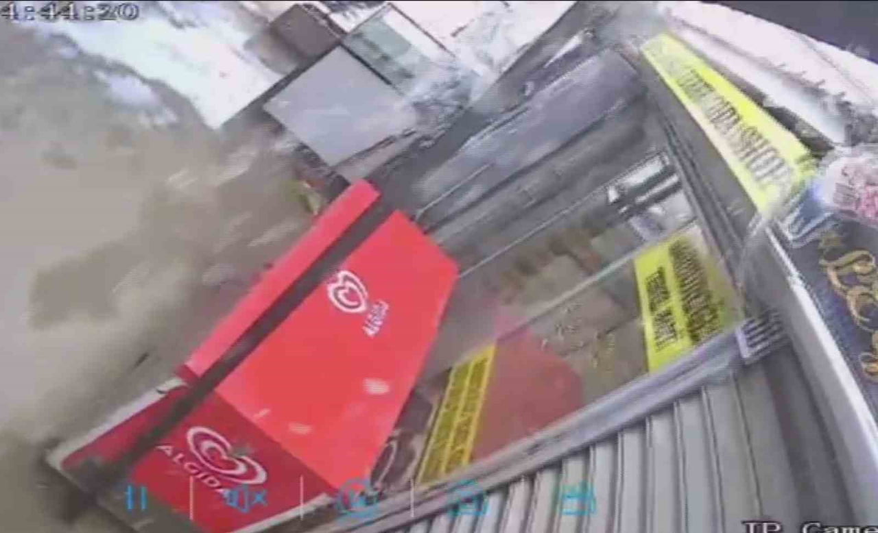 HATAY’DA ETKİLİ OLAN ŞİDDETLİ YAĞIŞLA BİRLİKTE BİRİKEN KAR KÜTLESİNİ TAŞIYAMAYAN PREFABRİK...