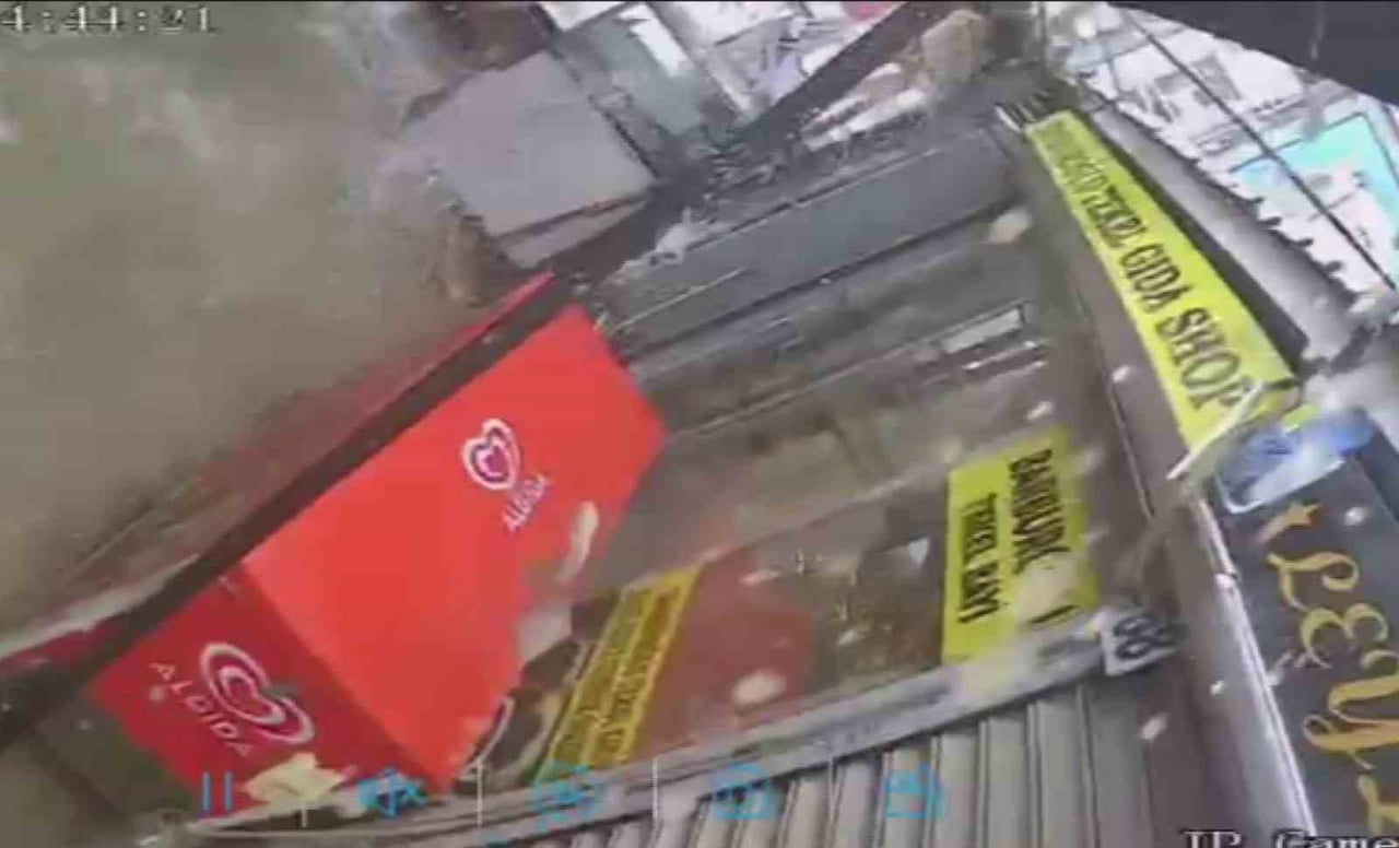 HATAY’DA ETKİLİ OLAN ŞİDDETLİ YAĞIŞLA BİRLİKTE BİRİKEN KAR KÜTLESİNİ TAŞIYAMAYAN PREFABRİK...