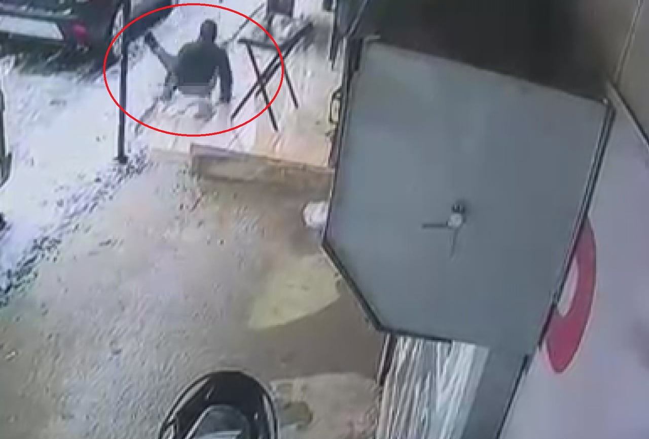 HATAY’DA ETKİLİ OLAN ŞİDDETLİ YAĞIŞLA ISLAK VE KAYGAN ZEMİNDE YÜRÜRKEN DÜŞEN İNSANLARIN ZOR ANLARI...