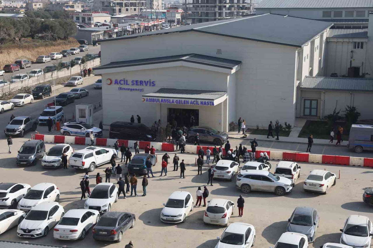 HATAY’DA HASTANEYE GELEN BİR ŞAHSIN ‘CANLI BOMBAYIM’ DEMESİ ÜZERİNE KIRMIZI ALARM VERİLDİ. ALARM...