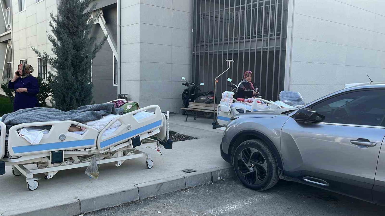 HATAY’DA HASTANEYE GELEN BİR ŞAHSIN ‘CANLI BOMBAYIM’ DEMESİ ÜZERİNE KIRMIZI ALARM VERİLDİ. ALARM...