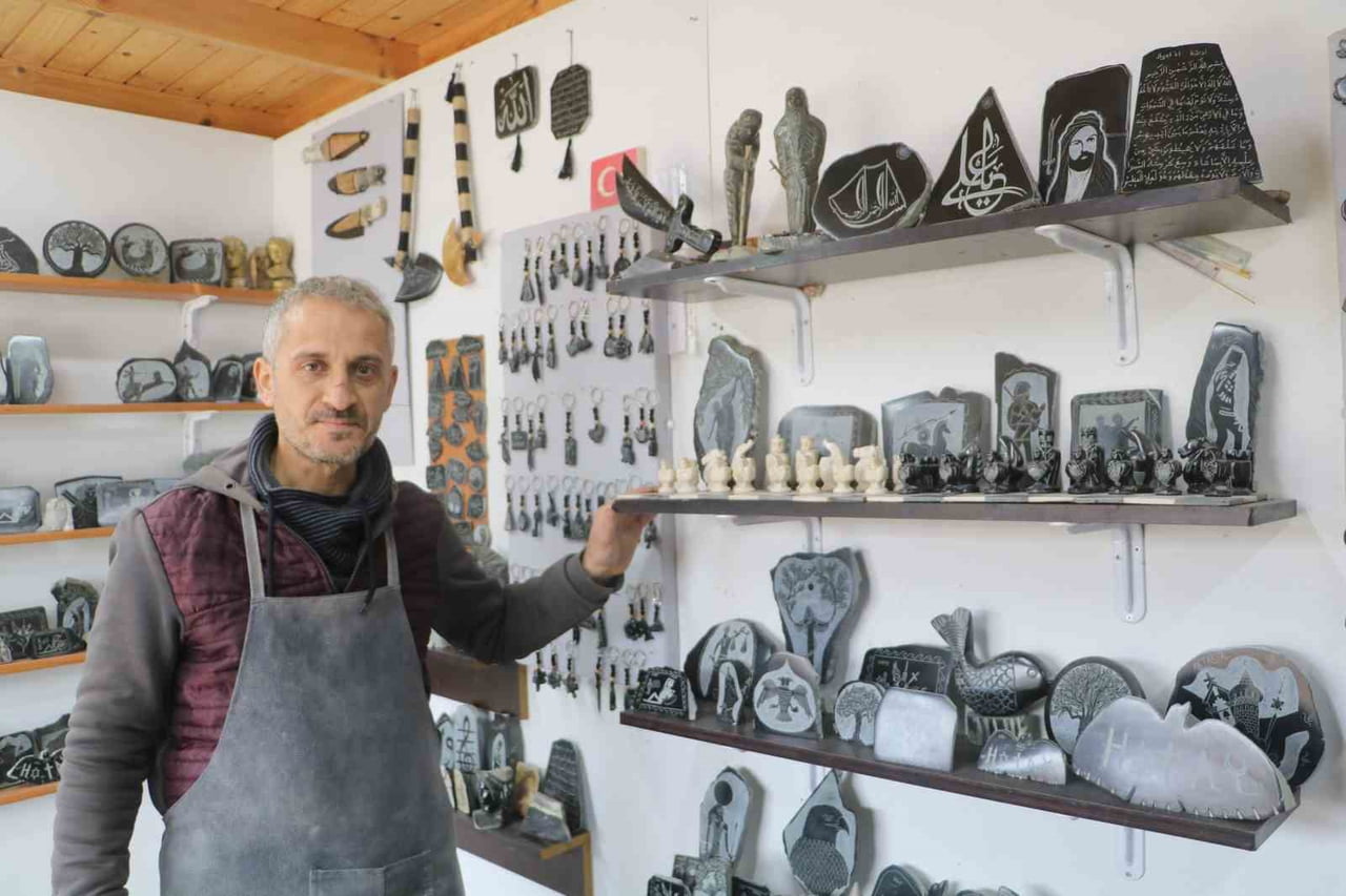 HATAY’DA HOBİ OLARAK BAŞLADIĞI SERPANTİN TAŞI İŞLEME SANATINI EKMEK KAPISI YAPAN ALİ GÜLER, 25...