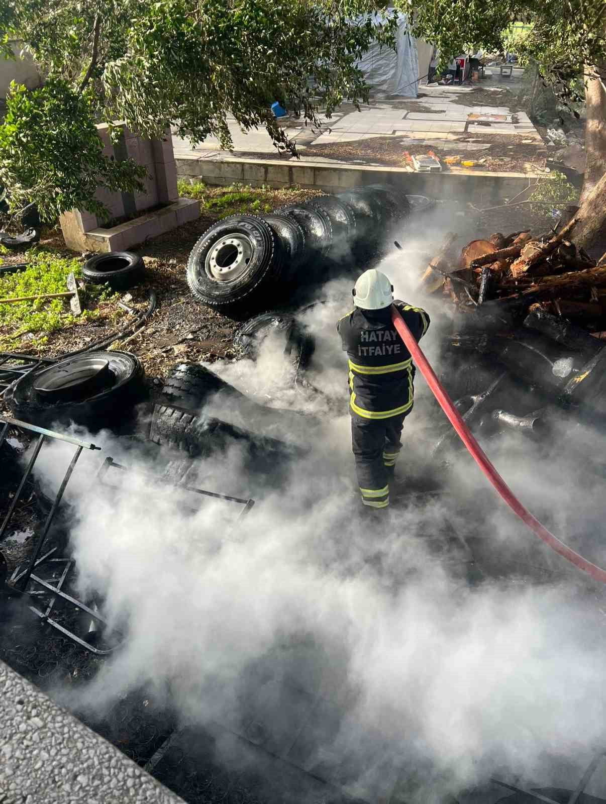 HATAY’DA HURDALIK ALANDA ÇIKAN YANGIN ÇEVREYE SIÇRAMADAN SÖNDÜRÜLDÜ.
