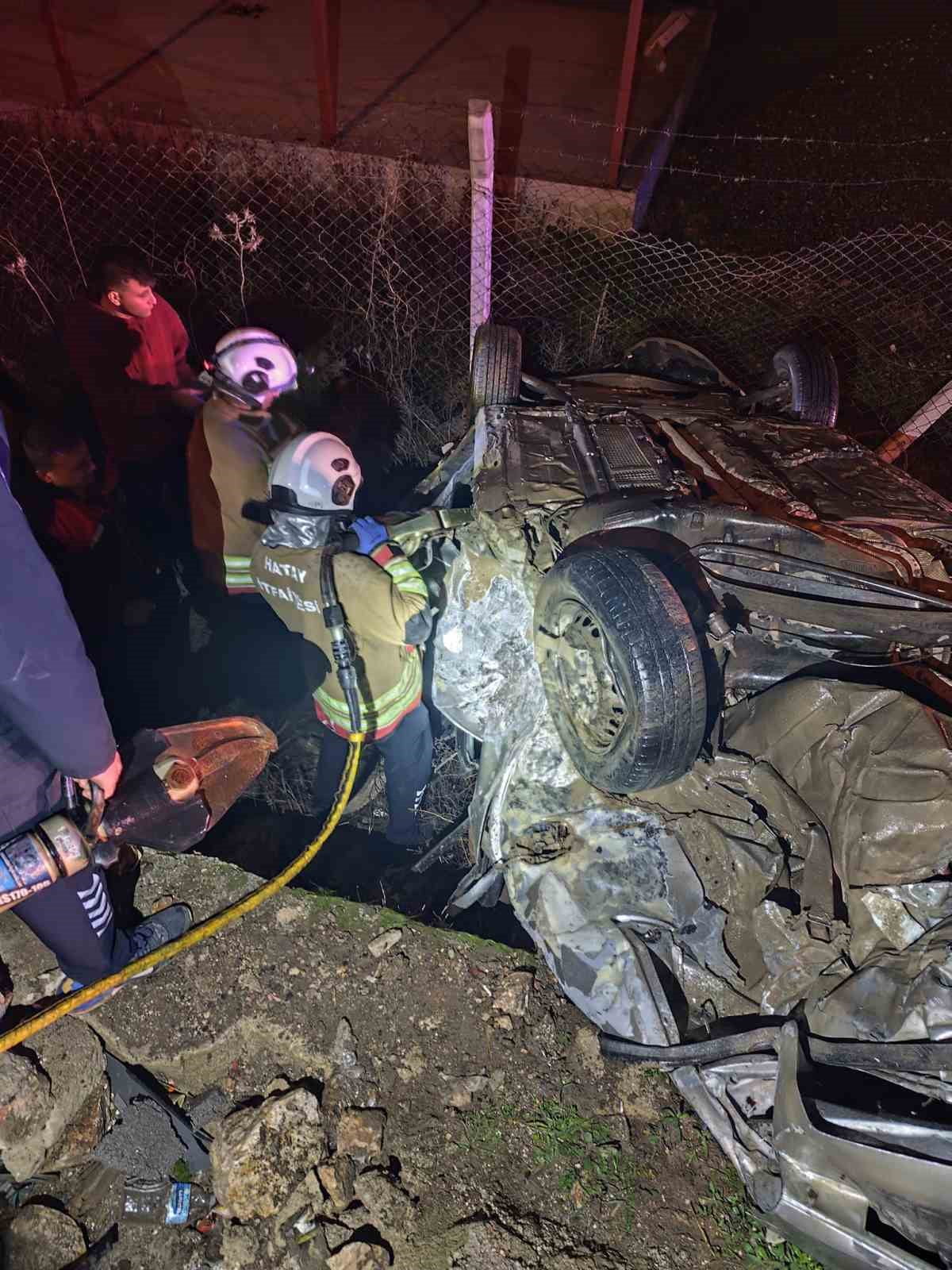 HATAY’DA İKİ OTOMOBİLİN ÇARPIŞMASIYLA YAŞANAN TRAFİK KAZASINDA 2 KİŞİ HAYATINI ÖLDÜ, 3 KİŞİ...