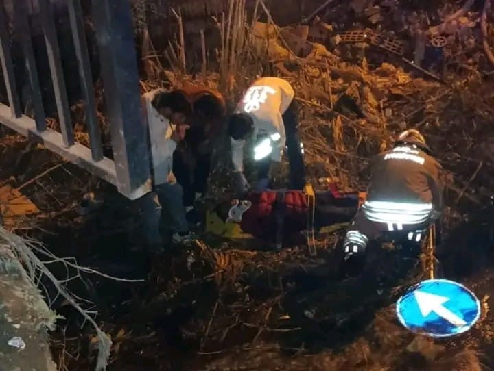 HATAY’DA MİNİBÜSLE ÇARPIŞIP SU KANALINA DEVRİLEN MOTOSİKLETTEKİ 2 KİŞİ YARALANDI.