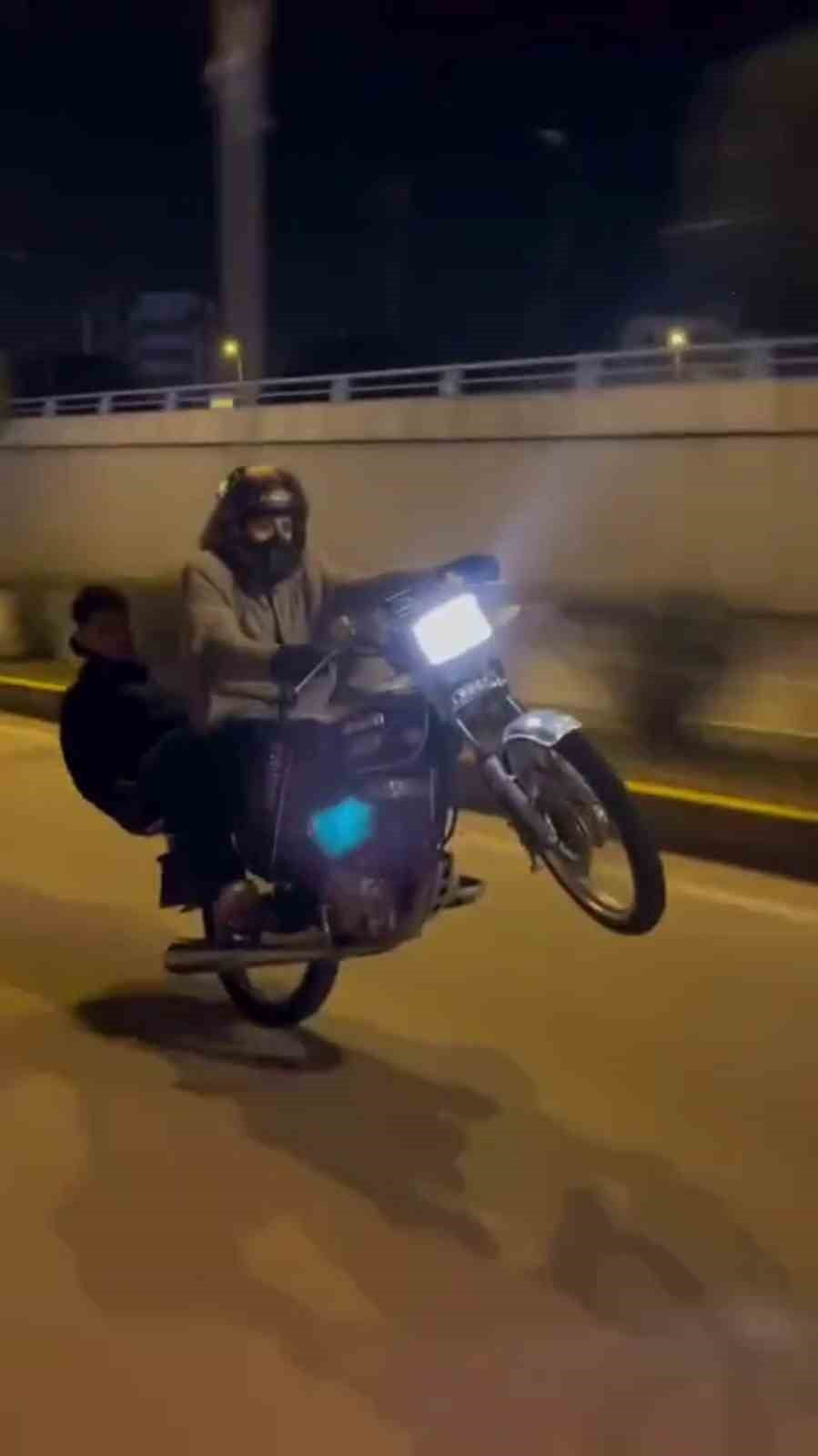 HATAY’DA MOTOSİKLETLE AKROBASİ HAREKETLER YAPARAK CANLARINI HİÇE SAYAN VE O ANLARI SOSYAL MEDYADA...