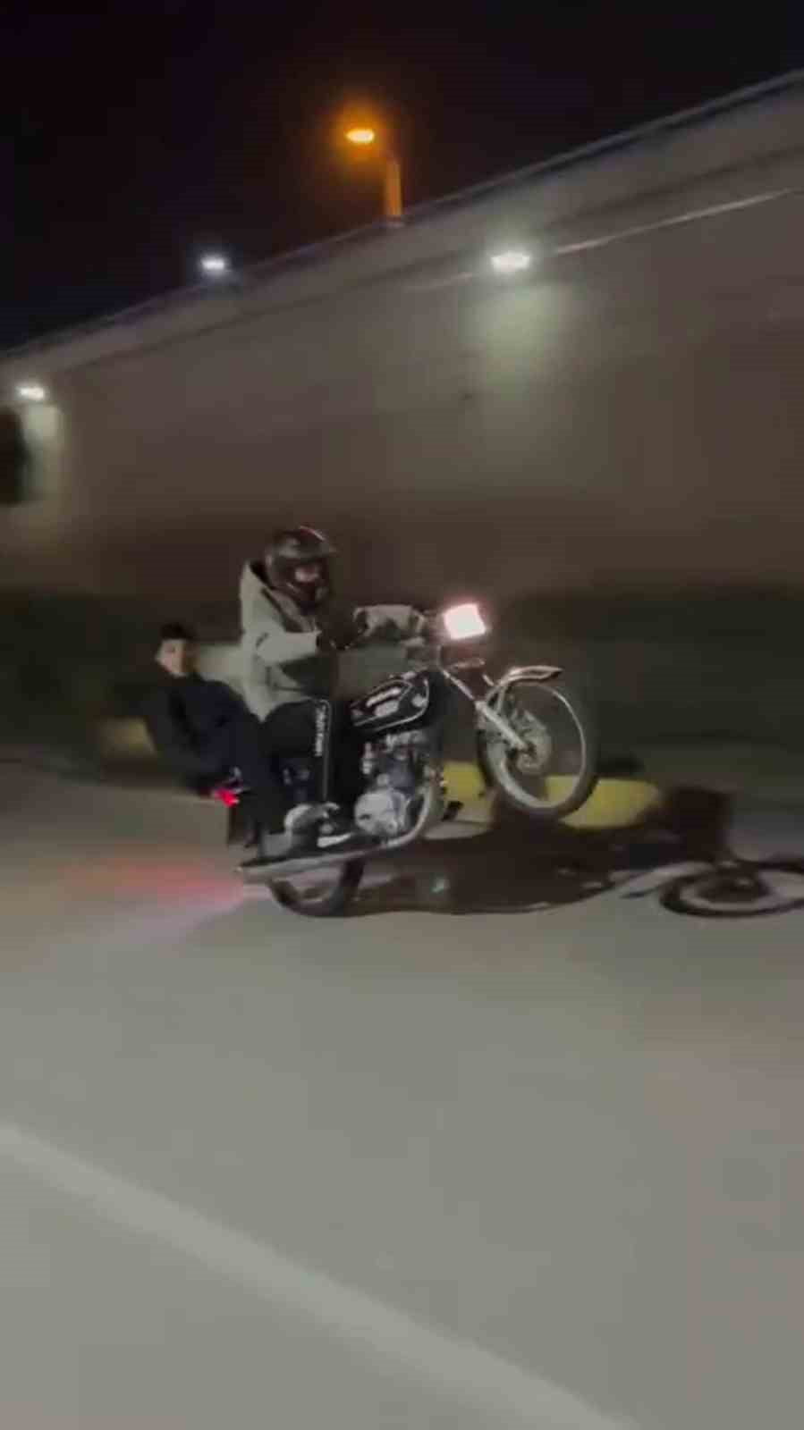 HATAY’DA MOTOSİKLETLE AKROBASİ HAREKETLER YAPARAK CANLARINI HİÇE SAYAN VE O ANLARI SOSYAL MEDYADA...