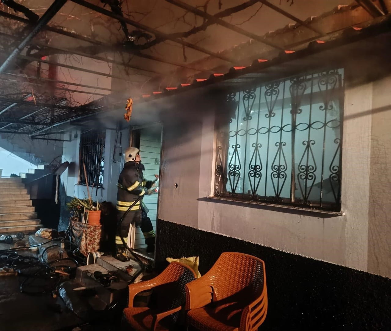 HATAY’DA MÜSTAKİL EVDE YÜKSELEN ALEVLER İTFAİYE EKİPLERİ TARAFINDAN SÖNDÜRÜLDÜ.