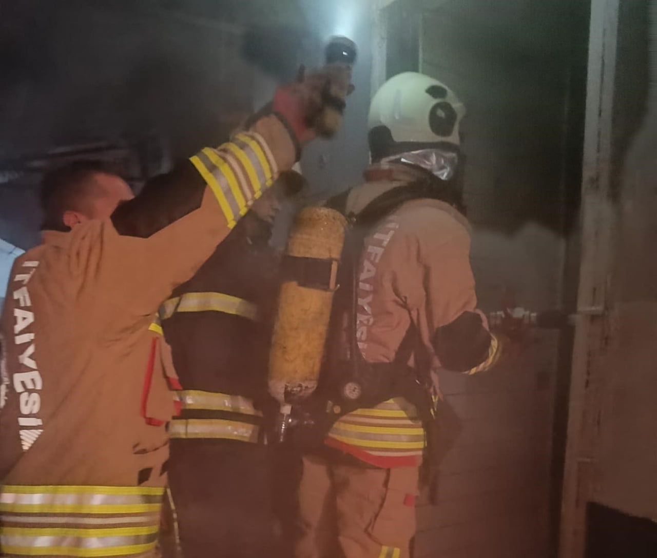 HATAY’DA MÜSTAKİL EVDE YÜKSELEN ALEVLER İTFAİYE EKİPLERİ TARAFINDAN SÖNDÜRÜLDÜ.