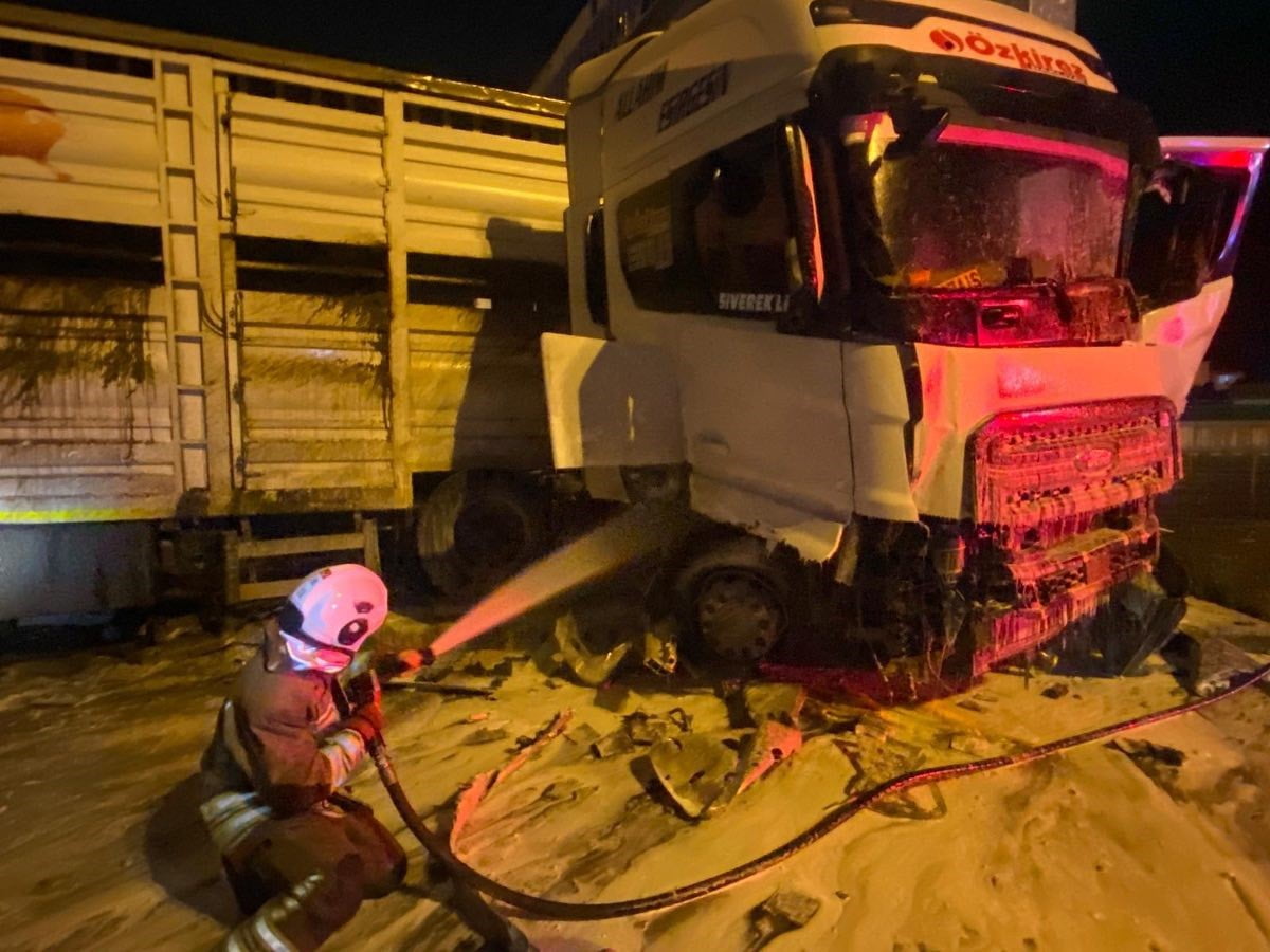 HATAY’DA OTOBAN GİŞELERİNE ÇARPAN TIRIN SÜRÜCÜSÜ YARALANDI.