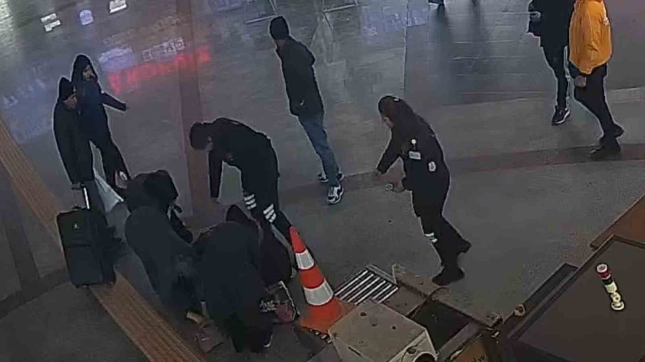 HATAY’DA OTOGAR İÇERİSİNDE FENALAŞARAK YERE YIĞILAN KADINA İLK MÜDAHALE BÜYÜKŞEHİR BELEDİYESİ...