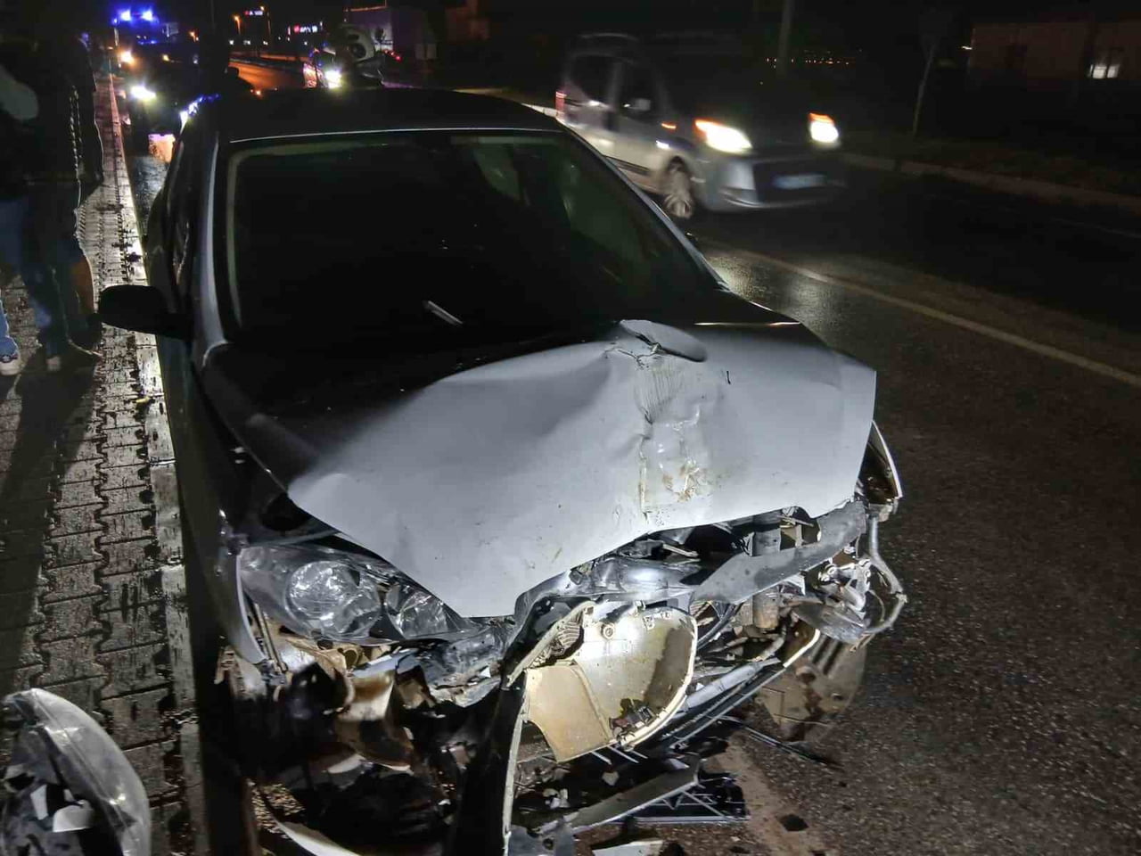 HATAY’DA OTOMOBİL VE HAFİF TİCARİ ARACIN ÇARPIŞMASIYLA YAŞANAN KAZADA 6 KİŞİ YARALANDI.