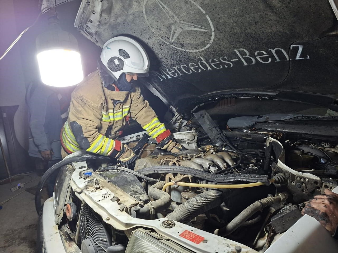 HATAY’DA PARK HALİNDEYKEN MOTOR KISMI YANAN OTOMOBİLDE HASAR OLUŞTU.