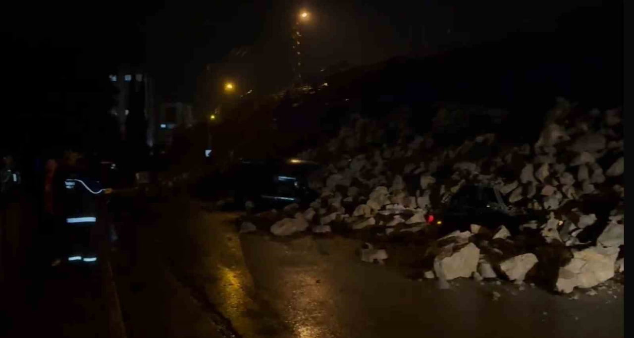 HATAY’DA PATLAMAYLA BİRLİKTE ÇÖKEN İSTİNAT DUVARI PARK HALİNDEKİ ARAÇLARIN ÜZERİNE DEVRİLDİ. OLAY...