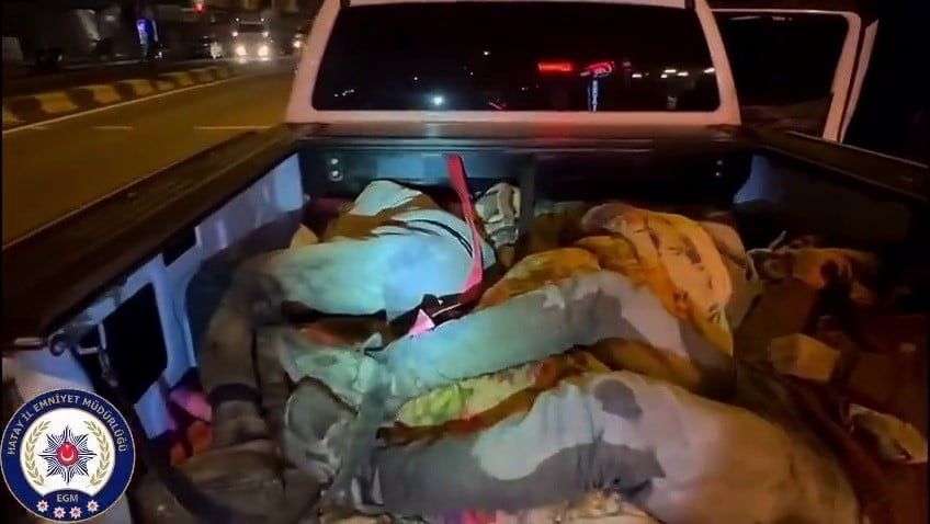 HATAY’DA POLİS EKİPLERİ TARAFINDAN GERÇEKLEŞTİRİLEN OPERASYONDA 8 GÖÇMEN YAKALANIRKEN, 2...