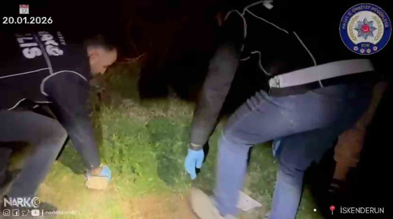 HATAY’DA POLİS EKİPLERİNİN UYUŞTURUCU OPERASYONUNDA ARAMA YAPILAN EVİN 10 METRE İLERİSİNDE TAŞIN...