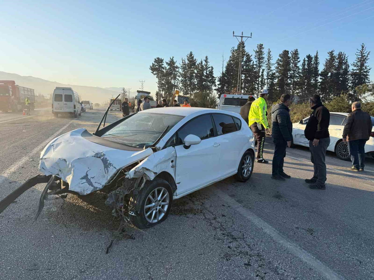 HATAY’DA SEYİR HALİNDE İLERLEYEN OTOMOBİLİN AYNI İSTİKAMETTEKİ BAŞKA BİR OTOMOBİLLE ÇARPIŞARAK...