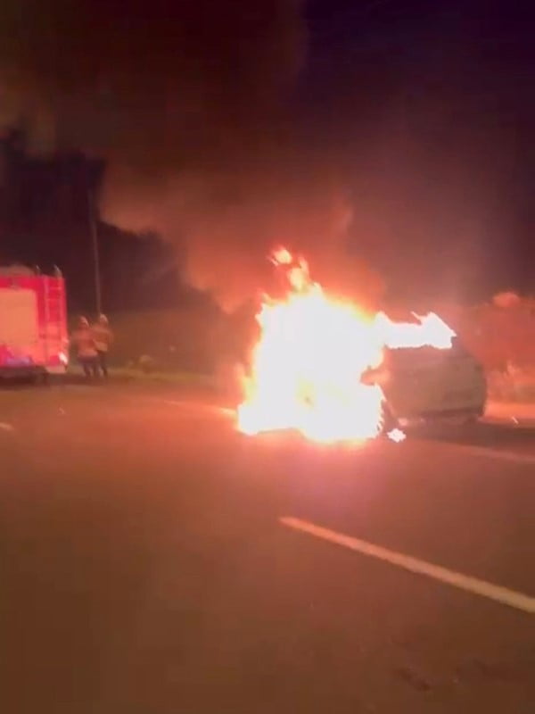 HATAY’DA SEYİR HALİNDEYKEN ALEVLERE TESLİM OLAN OTOMOBİL YANARAK KULLANILMAZ HALE GELDİ.