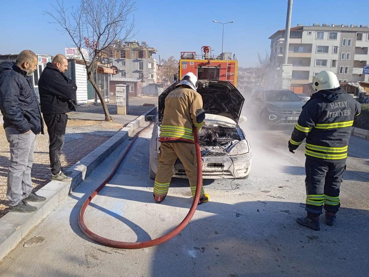 HATAY’DA SEYİR HALİNDEYKEN MOTOR KISMI YANMAYA BAŞLAYAN OTOMOBİLDEKİ YANGINI İTFAİYE...