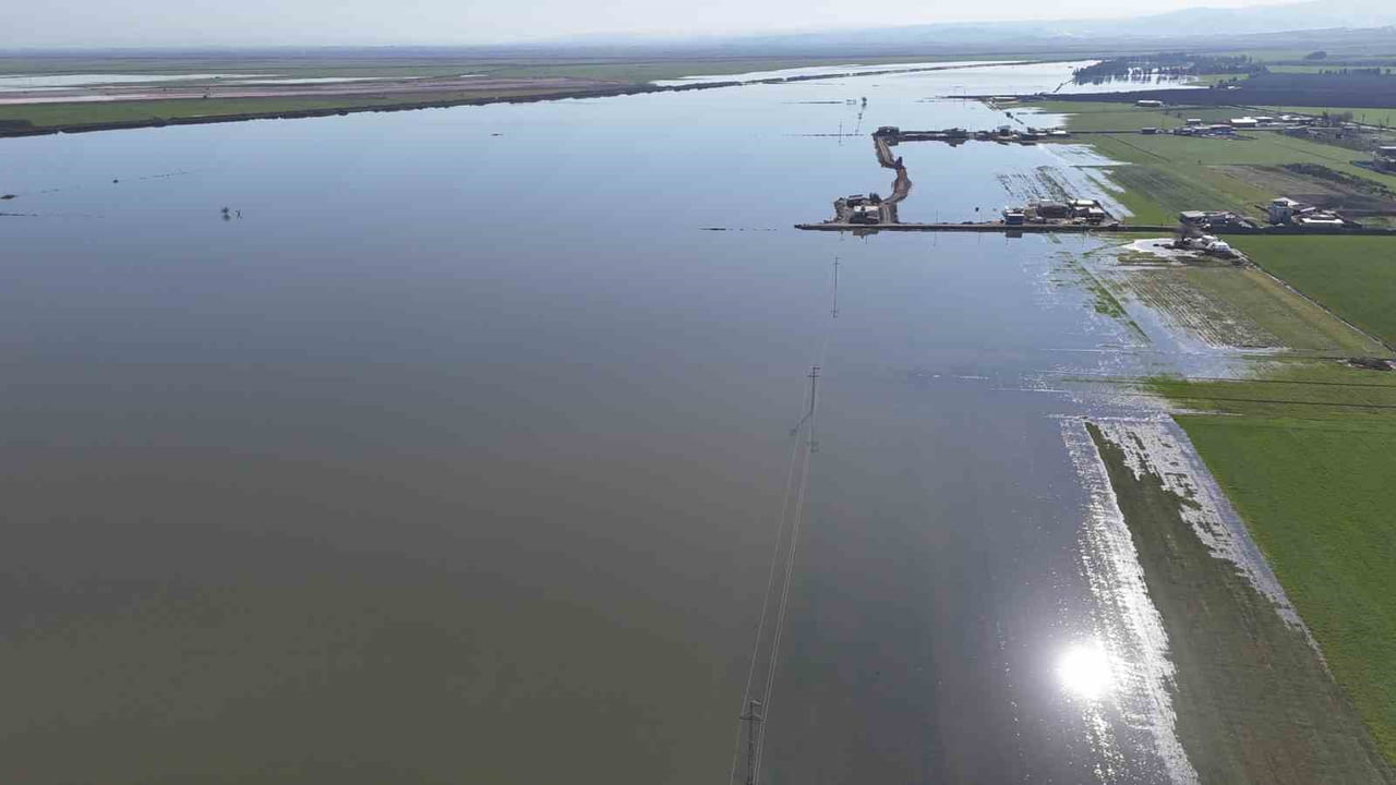 HATAY’DA SON GÜNLERDE ETKİLİ OLAN YAĞIŞLA BİRLİKTE GÖLE DÖNEN AMİK OVASI HAVZASINDA BULUNAN SULAR...