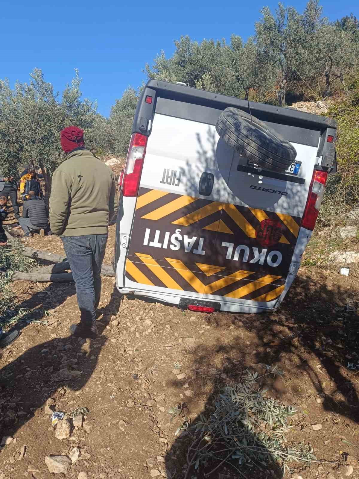 HATAY’DA SÜRÜCÜSÜNÜN KONTROLÜ KAYBETMESİYLE ZEYTİNLİĞE UÇAN SERVİSTEKİ 4 ÖĞRENCİ VE SÜRÜCÜ...