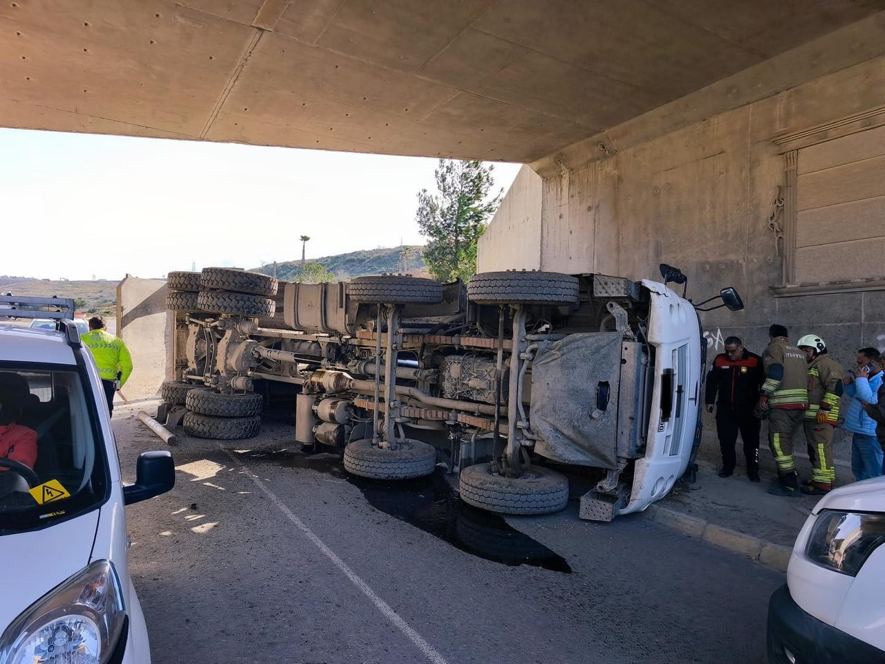 HATAY’DA SÜRÜCÜSÜNÜN KONTROLÜNÜ KAYBETMESİYLE DEVRİLEN HAFRİYAT KAMYONUN SÜRÜCÜSÜ...