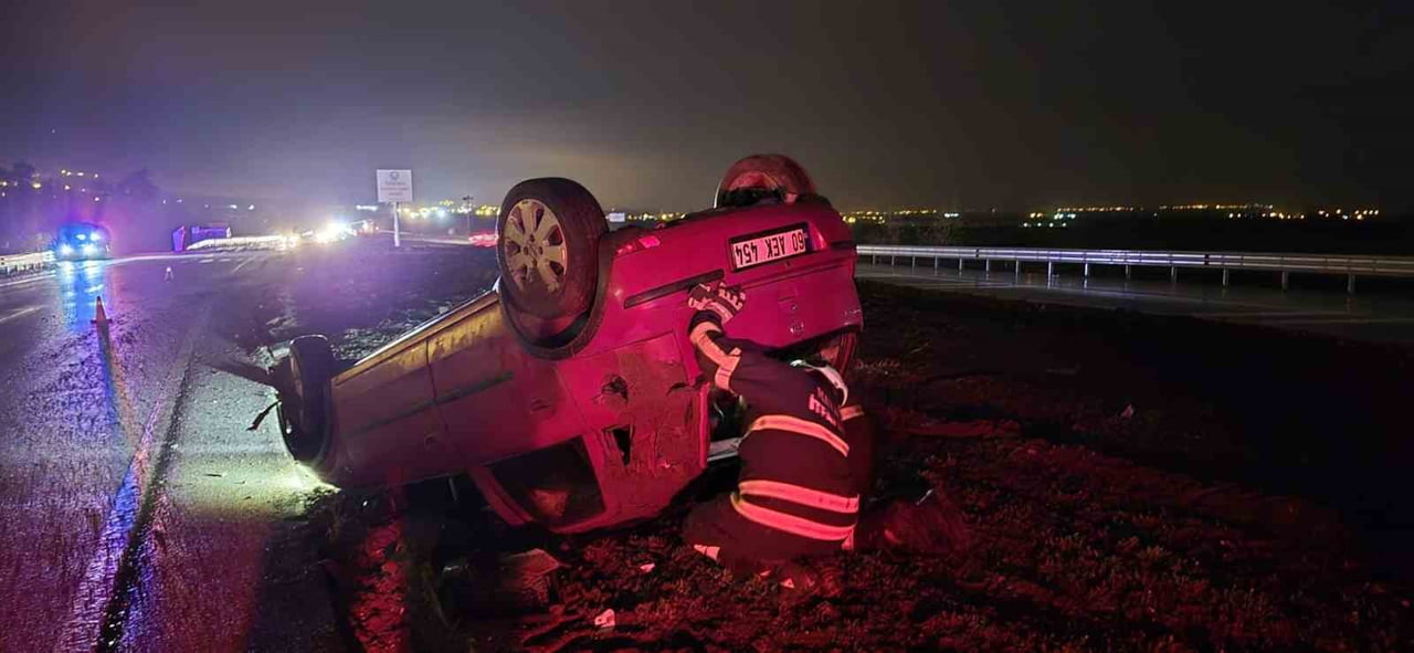 HATAY’DA SÜRÜCÜSÜNÜN KONTROLÜNÜ KAYBETMESİYLE TAKLA ATARAK TERS DÖNEN OTOMOBİLDEKİ 2 KİŞİ...