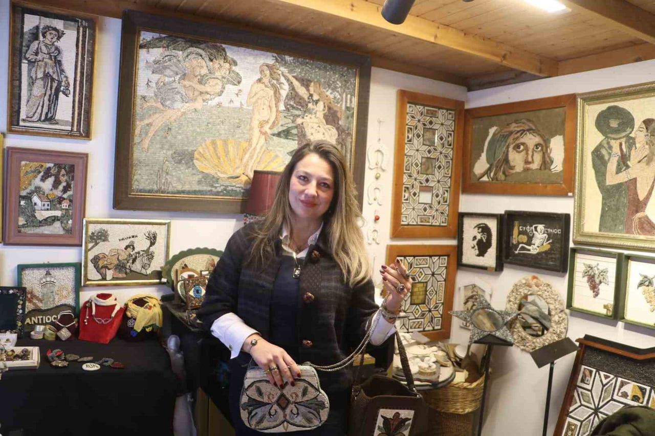 HATAY’DA YAŞAYAN MOZAİK SANATÇISI SERAP AKGÖL, 5 YAŞINDAYKEN YUMURTA KABUKLARIYLA BAŞLAYAN SANAT...