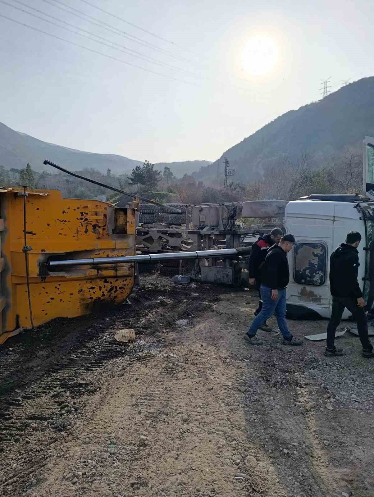 HATAY’DA YÜK BOŞALTTIĞI ESNADA DEVRİLEN HAFRİYAT KAMYONUNUN SÜRÜCÜSÜ YARALANDI.