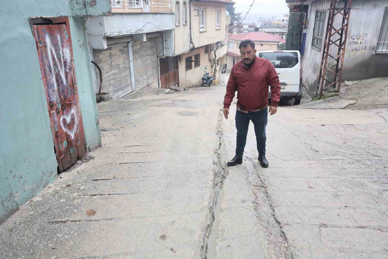 HATAY’IN ANTAKYA İLÇESİNDE HIRSIZLAR ELLERİNDEKİ MAKASLA YER ALTINDAKİ ELEKTRİK KABLOLARINI...