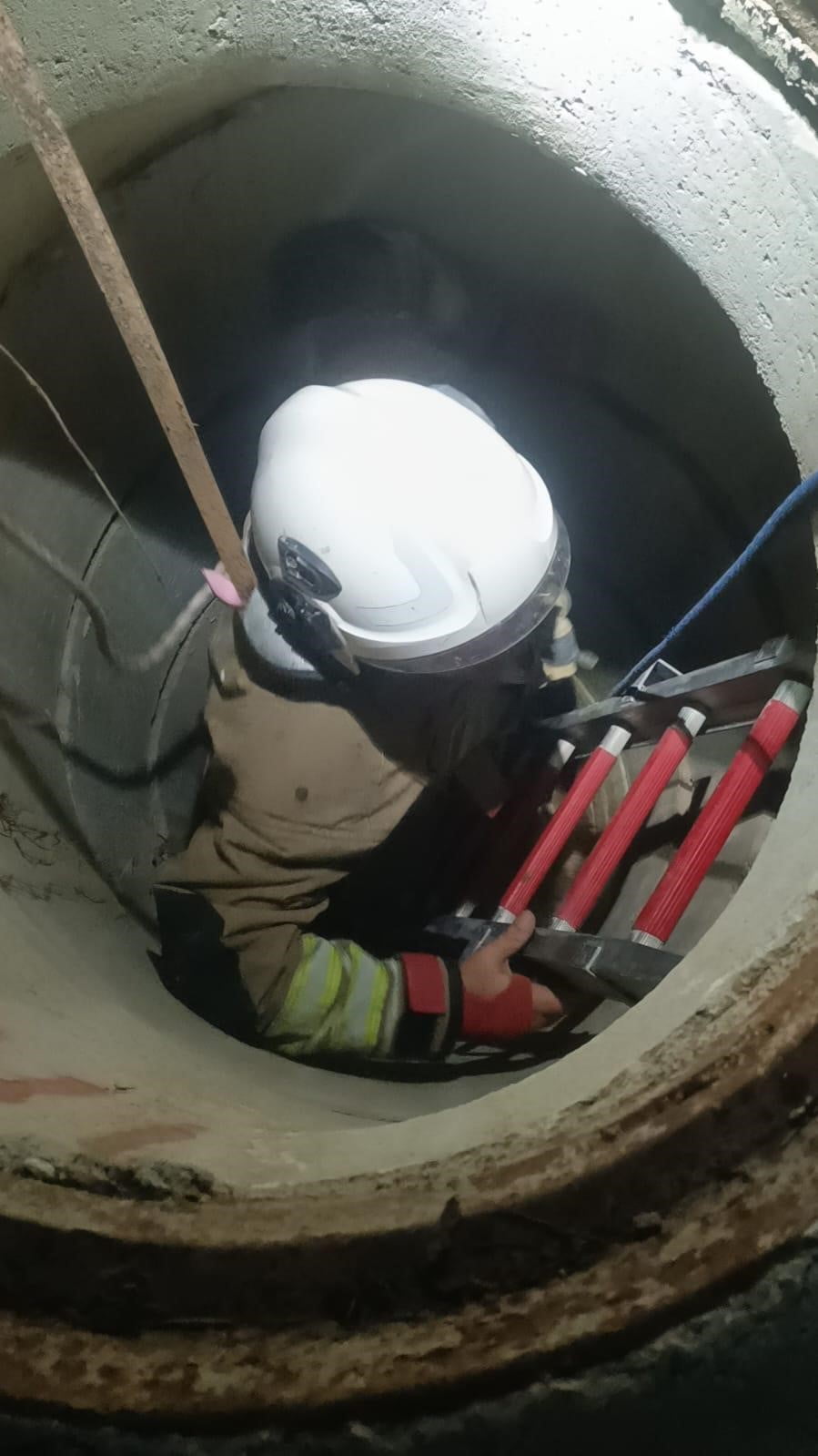 HATAY’IN ANTAKYA İLÇESİNDE SU KUYUSUNA DÜŞEN KEÇİ, İTFAİYE EKİPLERİ TARAFINDAN...