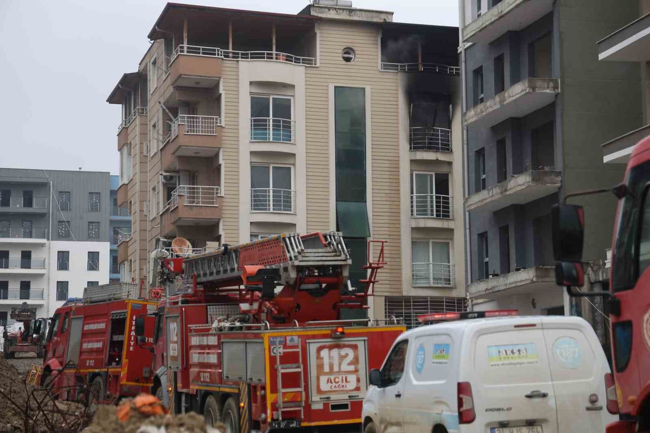 HATAY’IN DEFNE İLÇESİNDE İŞÇİLERİN KALDIĞI 4 KATLI APARTMAN DAİRESİ ALEVLERE TESLİM...
