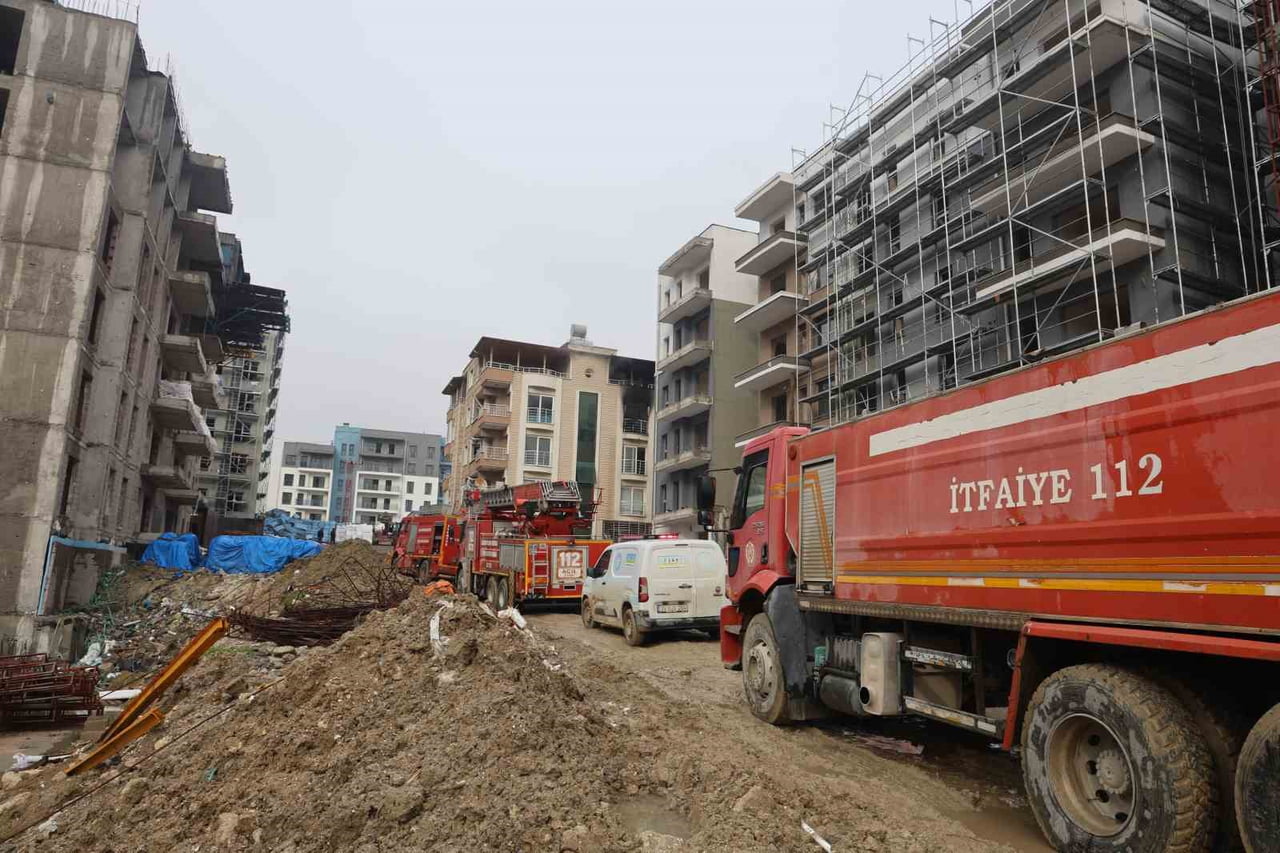 HATAY’IN DEFNE İLÇESİNDE İŞÇİLERİN KALDIĞI 4 KATLI APARTMAN DAİRESİ ALEVLERE TESLİM...