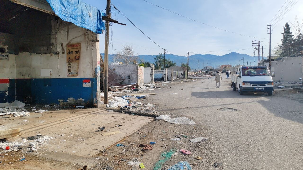 HATAY’IN ERZİN İLÇESİNDE 47 YILDIR KULLANILAN SANAYİ SİTESİNİN YIKIMINA BAŞLANDI.