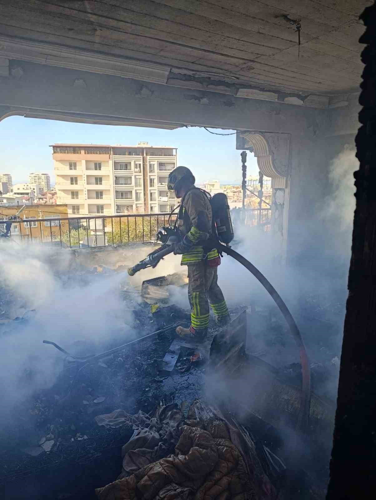 HATAY’IN İSKENDERUN İLÇESİNDE BİR APARTMAN DAİRESİNDE ÇIKAN YANGIN PANİĞE NEDEN OLDU. YANGIN...