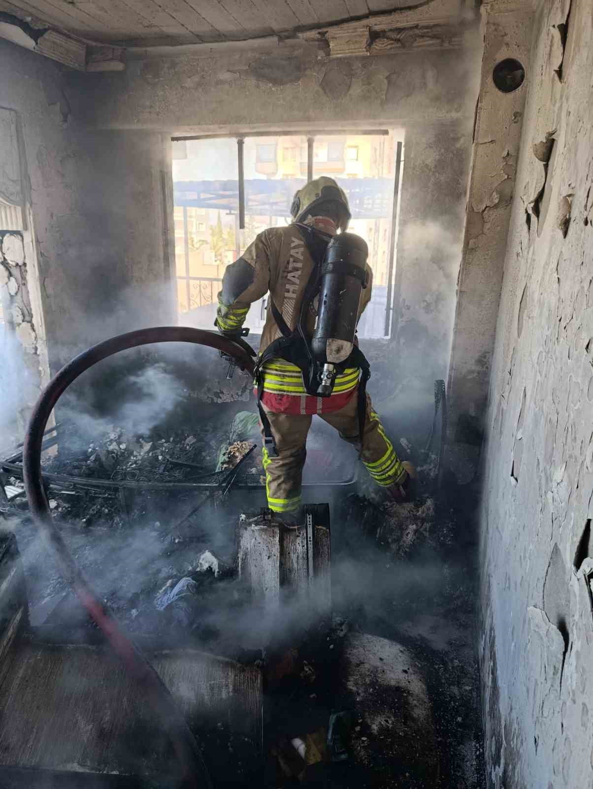 HATAY’IN İSKENDERUN İLÇESİNDE BİR APARTMAN DAİRESİNDE ÇIKAN YANGIN PANİĞE NEDEN OLDU. YANGIN...