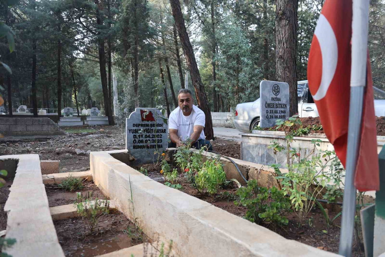 HATAY’IN KIRIKHAN İLÇESİNDE DEPREMDE ÇÖKEN VE 26 KİŞİYE MEZAR OLAN YAĞMUR APARTMANI’NDA; EŞİNİ VE...