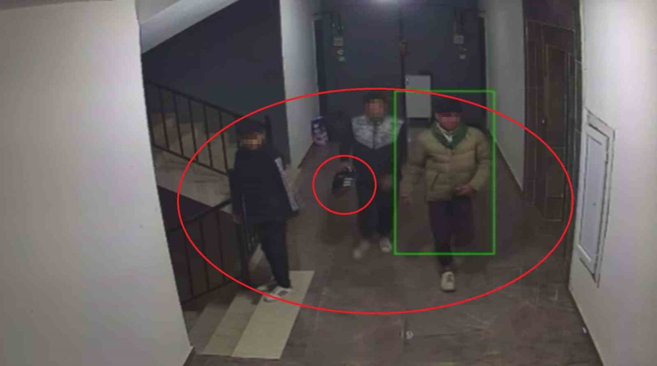 HATAY’IN REYHANLI İLÇESİNDE APARTMANA GİREN 3 ŞAHSIN ELLERİNİ KOLLARINI SALLAYARAK DAİRE ÖNÜNDE...