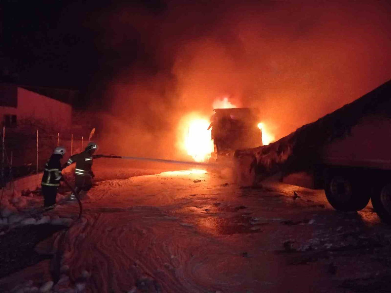 HATAY’IN SAMANDAĞ İLÇESİNDE ALEVLER İÇİNDE KALAN TIR, YANARAK KULLANILAMAZ HALE GELDİ.